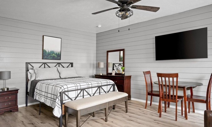 Roosevelt Condo | NEW LISTING! 20 Chelsea Place (1-Bedroom Condo) - Pets Allowed by RedAwning