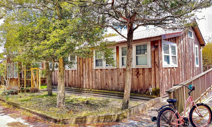 Ocean Beach House | NEW LISTING Beach bungalow with modern comforts, 1 min walk from the beach!