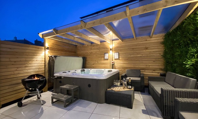 Rhyd-y-clafdy House | NEW LISTING-Beautifully presented 5 bedroom,4 bathroom+hot tub S/C accommodation