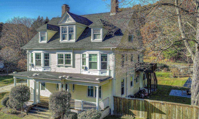 Stevenson Apartment | New Listing, Beautiful Victorian Apartment 2 beds, 1 bath,