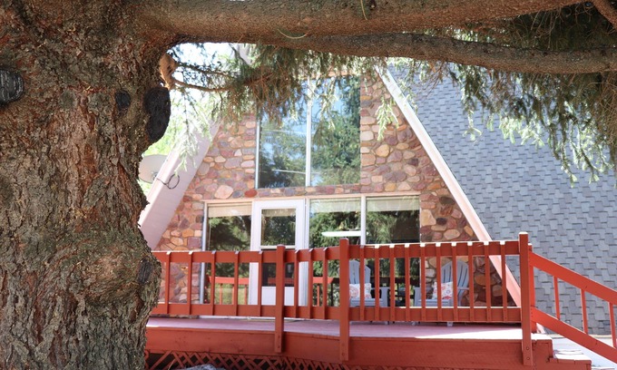 Eden Cabin | New Listing! Cozy Mountain Getaway. Beautifully Remodeled Cabin Sleeps 8.