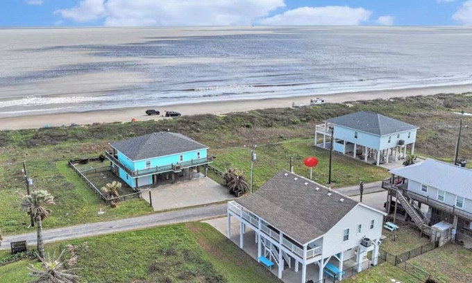 Crystal Beach House | NEW! LISTING DISCOUNTS! Short Walk to Beach - 2BR - Dogs OK