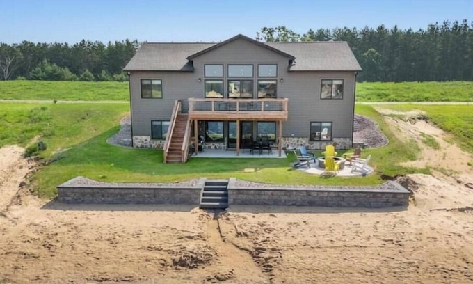 New Lisbon House | New Listing Lakeside Beach Sleeps 15+ Pet friendly Firepit, Grill, Kayaks, Games