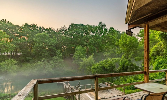 Pangburn Cabin | New Listing! Little Red Riverfront Cabin with Boat Dock!