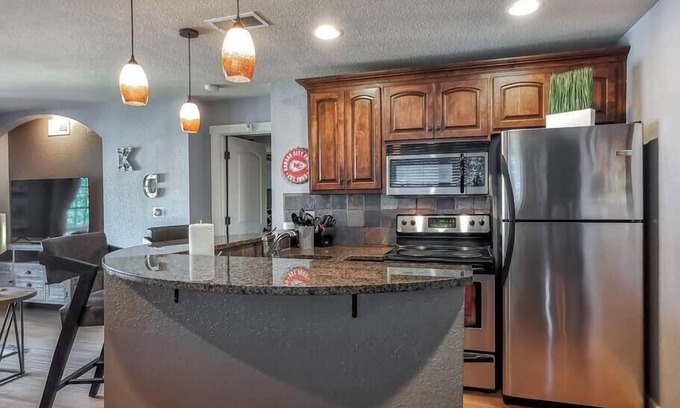 Plaza Westport Condo | New Listing Luxury King Plaza