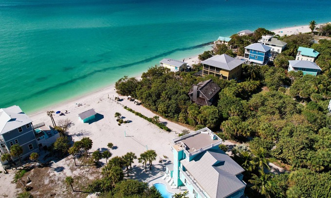 Jose's Hideaway House | NEW LISTING! OCEAN PARADISE! WOW! BEACHFRONT 4 bdrm, HEATED POOL, BAR, 2 CARTS