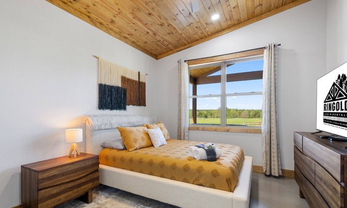 Swink Cabin | NEW LISTING Rustic meets modern, secluded and quiet, private pond for fishing