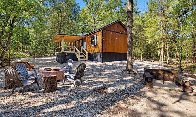 Ringold Cabin | NEW LISTING Tiny cabin, full kitchen, private back deck, fire pit, near lake