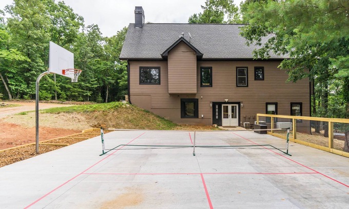 Dahlonega House | New Listing! Two Houses-Sleeps 20/Hot Tub/Fire Pit/Dog Friendly!