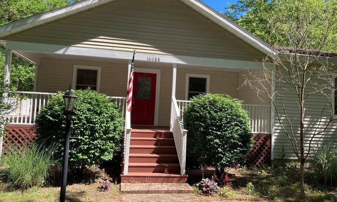 Union Pier House | NEW LISTING—-UNION PIER PERFECTION—HOT TUB, FIRE PIT, WALK TO LAKE!