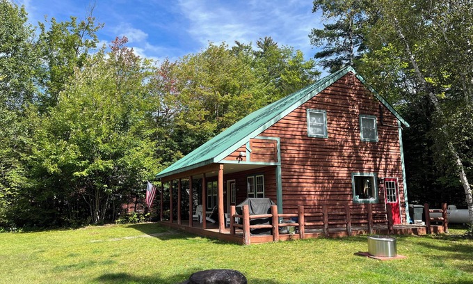 Carrabassett Valley Ski Chalet | New Listing! Cozy Chalet 10-Minute Drive to Sugarloaf, Sleeps 9