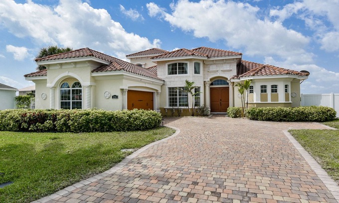 Cocoa Isles House | New Listing- WaterFront Dock with kayak launch