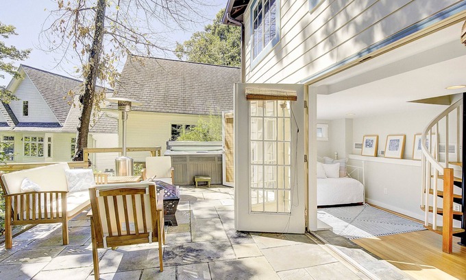 Epping Forest Cottage | NEW LISTING! Waterfront cottage, hot tub, fire pit, gated community, pier, kayak