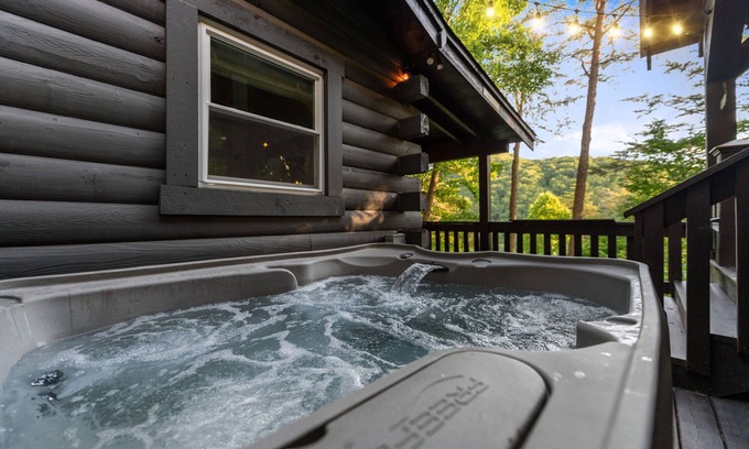 Cherry Log House | *NEW*Little Cub Cabin* Views | Pets | Couples