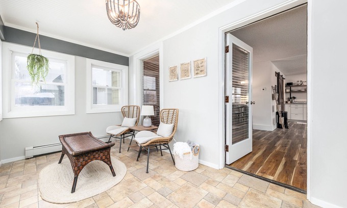 Montrose House | New! Lovely 1BR. Walk to Main St
