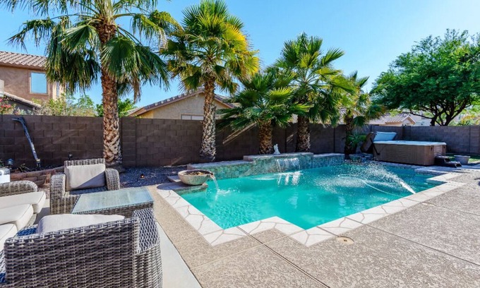 Sanalina House | NEW LOWER RATES Heated Pool*SPACIOUS 3 FULL BATHS *8BEDS* HOT TUB* FIREPIT*