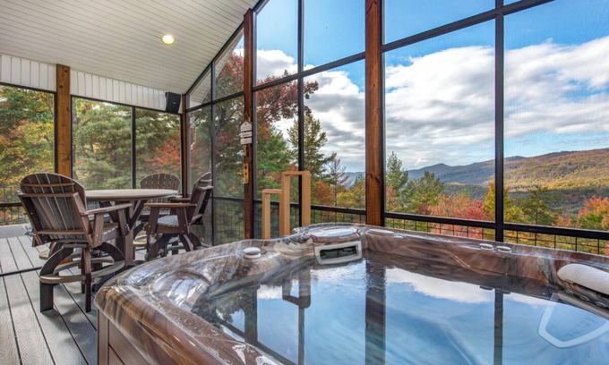 Walland Cabin | New LUX 4BR w views! Hot Tub + Media Room