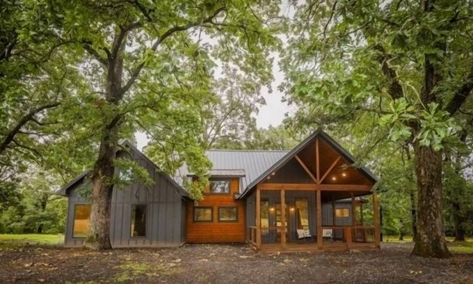 Hochatown Cabin | NEW LUX CABIN IN HOCHATOWN! 3 Bed, 3 Bath, HotTub, XL porches, WIFI, Fireplaces