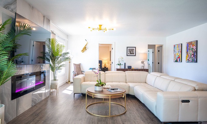Las Vegas House | NEW‼️LUX SPACIOUS HOME-POOL/5 MIN TO STRIP/GOURMET KITCHEN/BUSINESS CENTER