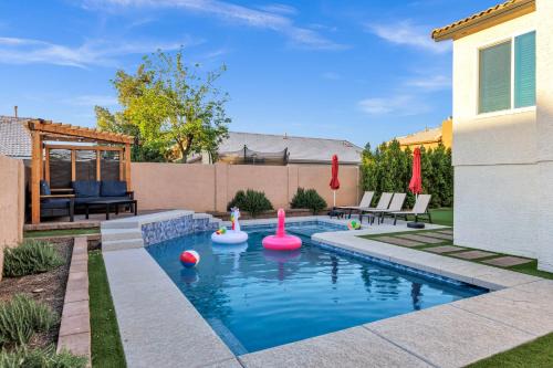 Peoria House | NEW! Luxe Vacation Retreat - heated pool, putting green