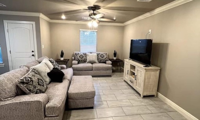 Uniontown House | New Luxury 3 Bed 2 1/2 Bath Duplex