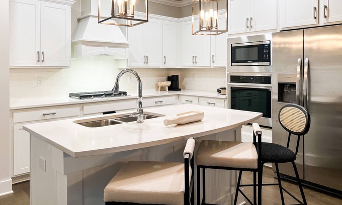 Belle Mina House | New Luxury 3BD/King Suite Near Mid City, Toyota Stadium and Redstone Gate
