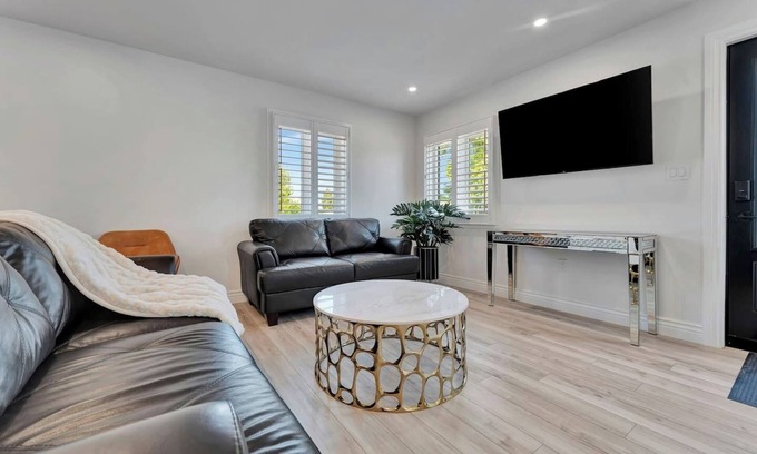 Port Dover House | NEW! Luxury 3BR - 5 minutes to Port Dover Beach