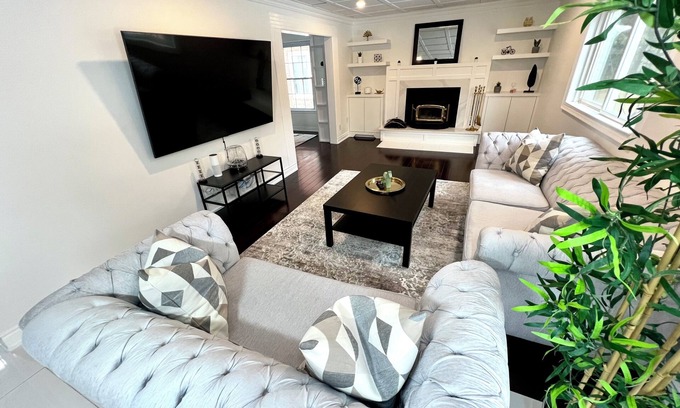 Fisherville House | *NEW Luxury 4 Bdrm Home w Pool Table & Jaccuzi