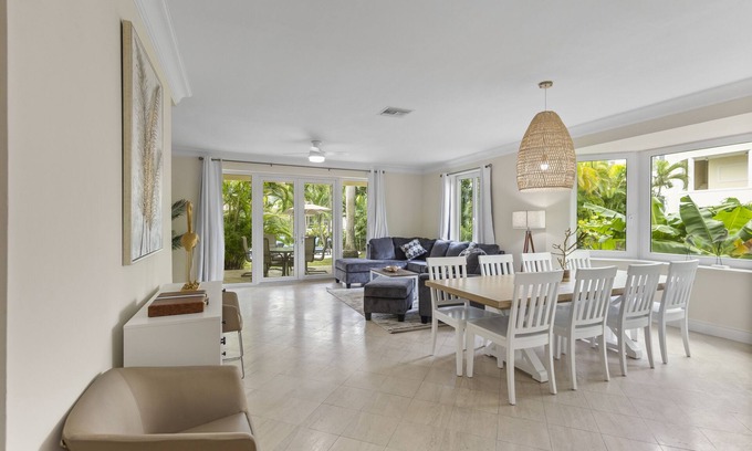 Nassau House | NEW Luxury, 4BDR, Paradise Island, Steps from Atlantis, Pool