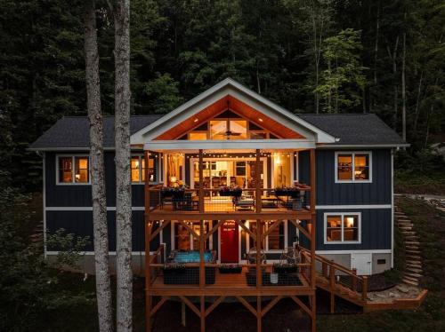 Swannanoa House | New, Luxury, 5 Miles to Asheville, Hot Tub, Spectacular Mountain Views, Fire Pit, Pool Table