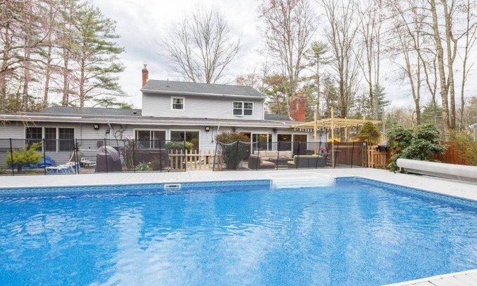 Woodstock Villa | New Luxury 5BR Woodstock Secret Retreat Near all Ski MT Heated Pool& Hot Tub