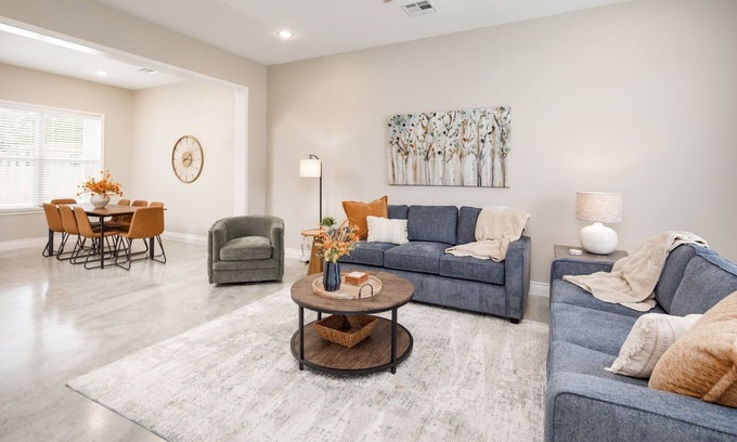 Country Club Estates House | New LUXURY Aggies @Midtown: 6 mins to Kyle Field - Sleeps 9 comfortably