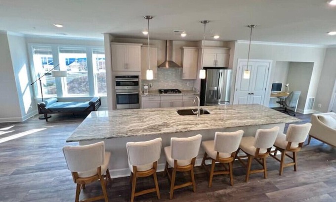 Woodbridge Apartment | New Luxury and Modern in Stonebridge