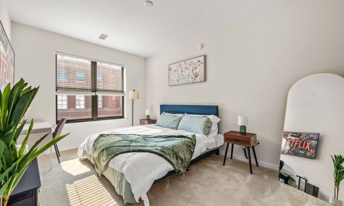 Old City Apartment | New Luxury Apt with Pool Roof Deck Gym King Bed