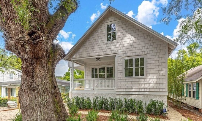 Saint Simons Island House | New Luxury Beach House! 300 feet to beach, walk to Crab Daddys, Brewery, & Shops