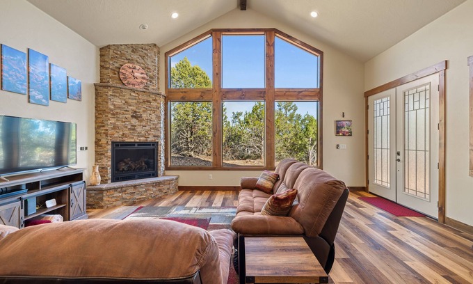 Zion National Park East Entrance House | New luxury cabin bordering Zion! 3 king beds/baths. Short drive to Bryce Canyon