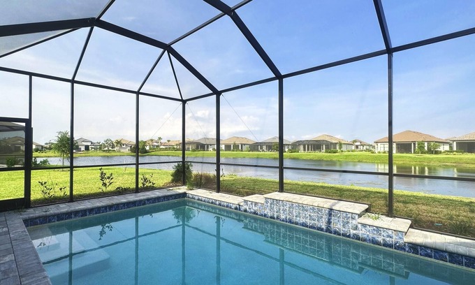 Braden River House | New Luxury Home w/Private Pool and Jacuzzi in Esplanade at Azario Golf Resort