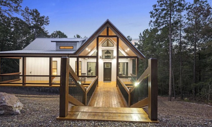 Broken Bow Cabin | New Luxury Honeymoon Cabin, Private Hot Tub and Large Rain Shower