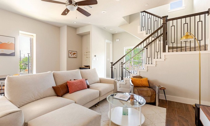 Downtown San Antonio House | New Luxury/modern Townhome just steps away from The Pearl & minutes to Downtown