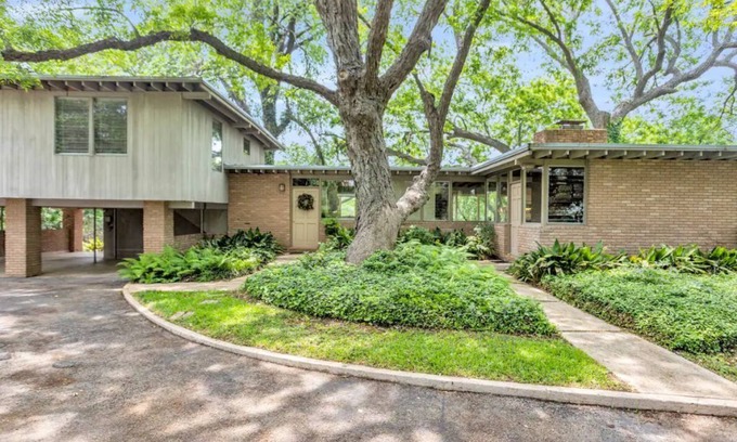 Seguin House | New! Luxury Riverfront Oasis with Gorgeous Oaks and Ping Pong Table!