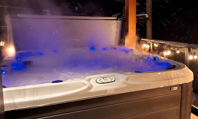 East Kootenay House | New Luxury, Ski in/out, Private Hot Tub, Sleeps 12