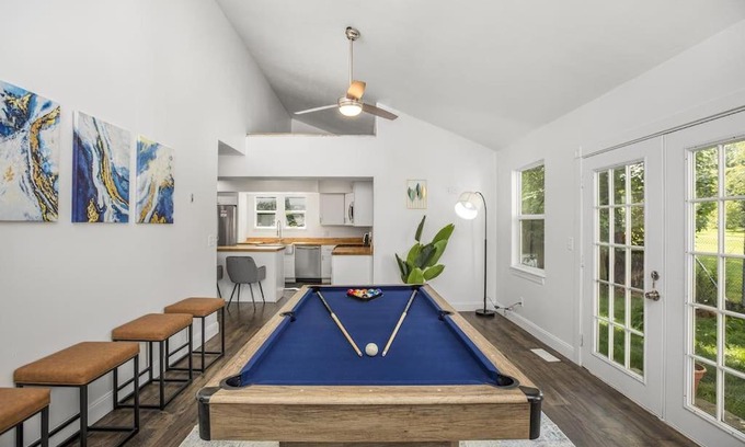 South Bend Villa | NEW Luxury Spacious & 10 min Driving to Notre Dame!
