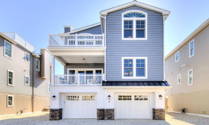 South Beach Haven House | NEW LUXURY HOME, 2 houses from BEACH,5 Bedroom,Sleeps 12,Heated POOL, Game Room