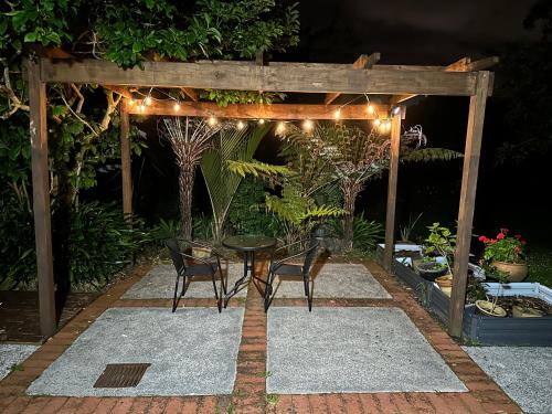 Auckland Apartment | New Lynn Self- Contained Unit near Golf Course