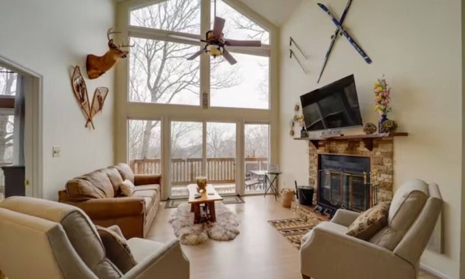 Beech Mountain House | NEW-Maple Leaf Lodge! 2min to Ski hills! Sleep12 with Fireplace