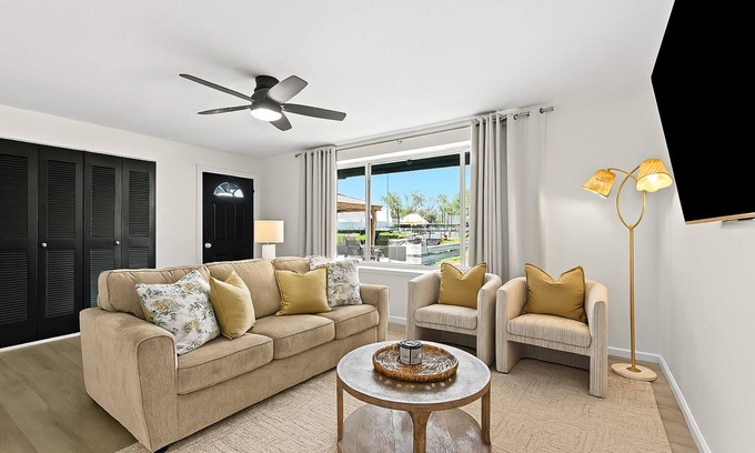 Royal Oak Apartment | New! Modern 2BR by Downtown Royal Oak | King Beds