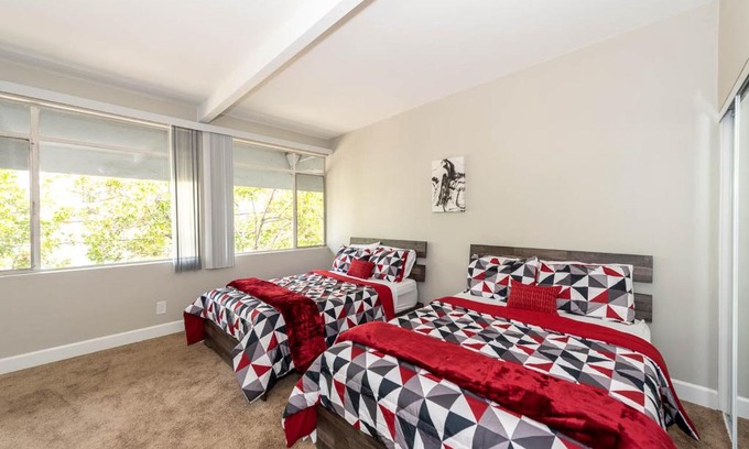 Birdland Apartment | New & Modern 2BR - Prime Location , Gym and Pool