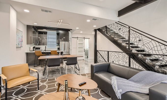 Near East Side House | New Modern 3-bedroom house in beautiful San Antonio with 360 Rooftop