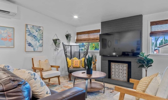 Sacramento House | NEW - Modern Boho Vibes - Fun Backyard - Hot Tub - Min to DT