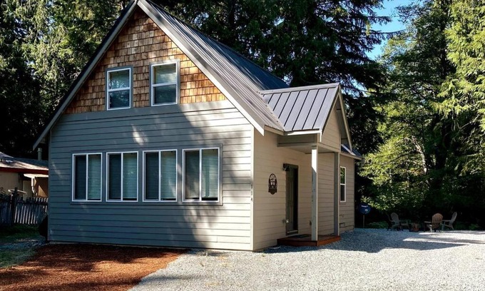 Paradise Estates House | NEW Modern Cabin! 5mi to Mt Rainier National Park! Hot Tub & Wifi